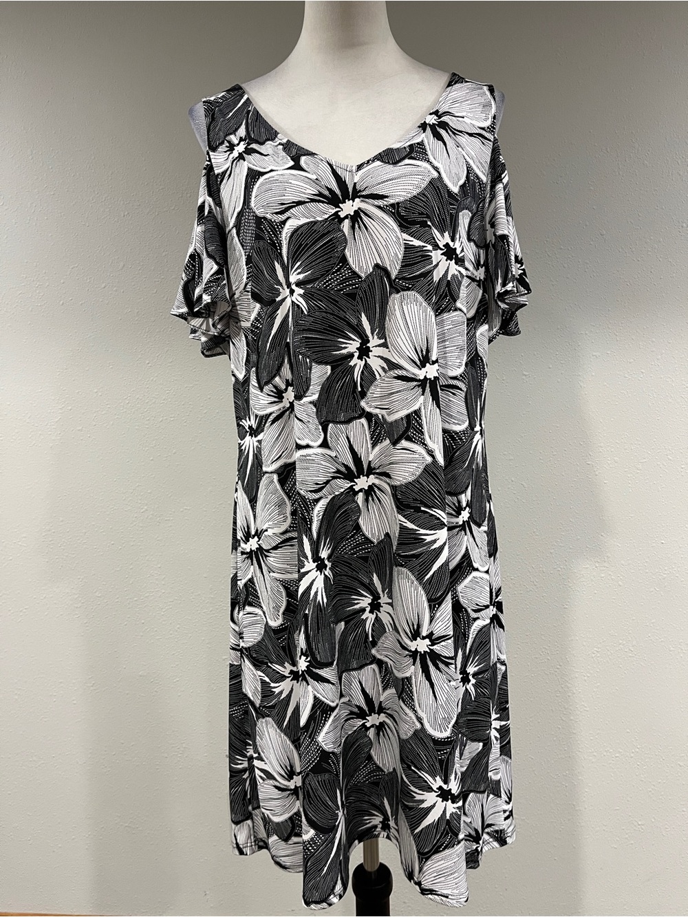 Roz & Ali Black & White Floral Cold-Shoulder mini Dress size extra large